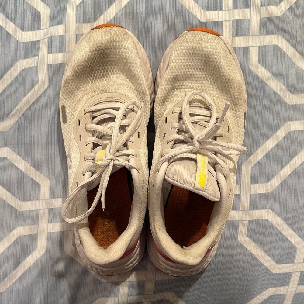 Nike Revolution Size 8